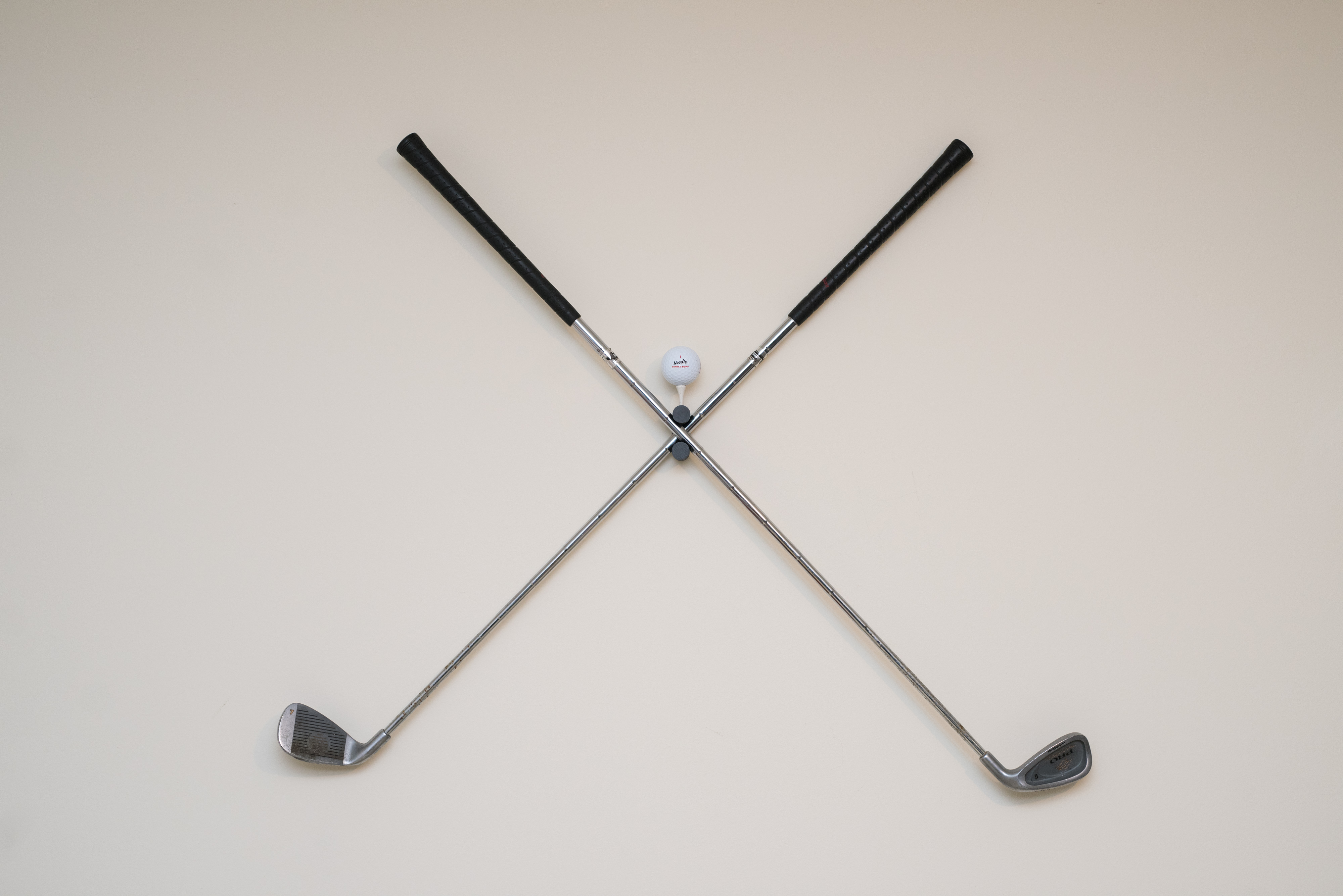 Golf Club Crossed Wall Hanger Bracket