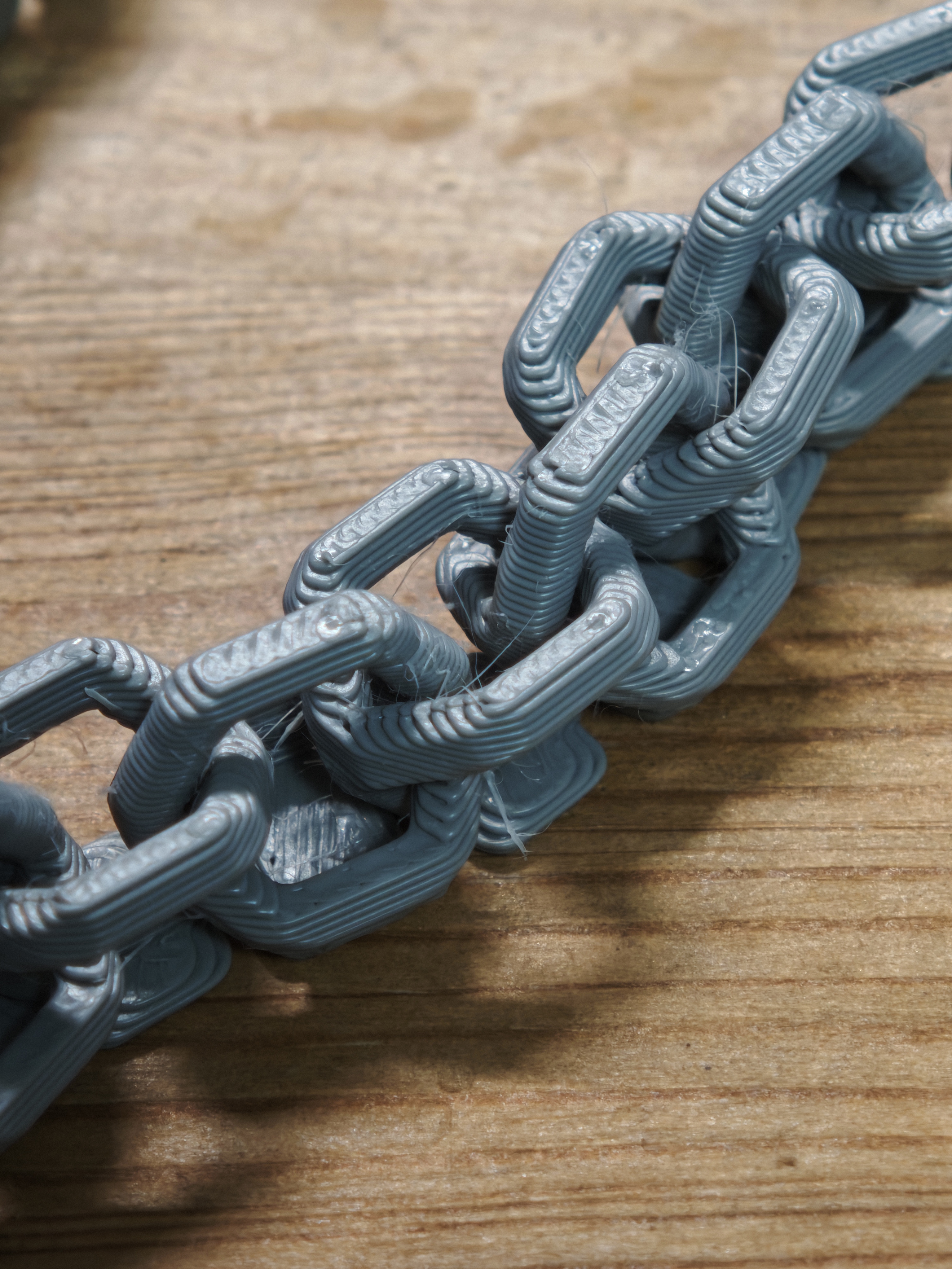 Triagular chain necklace that clatters
