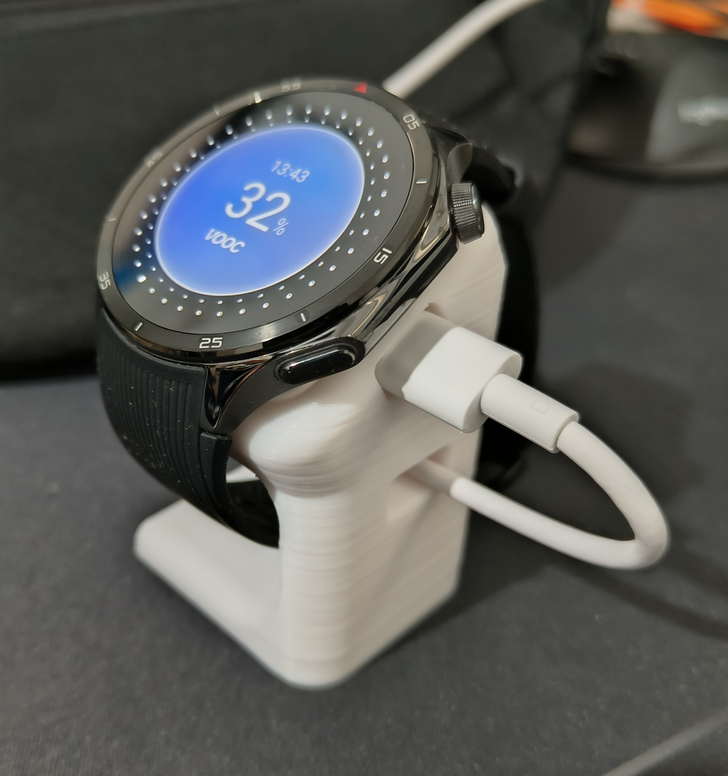 OnePlus Watch 3 stand